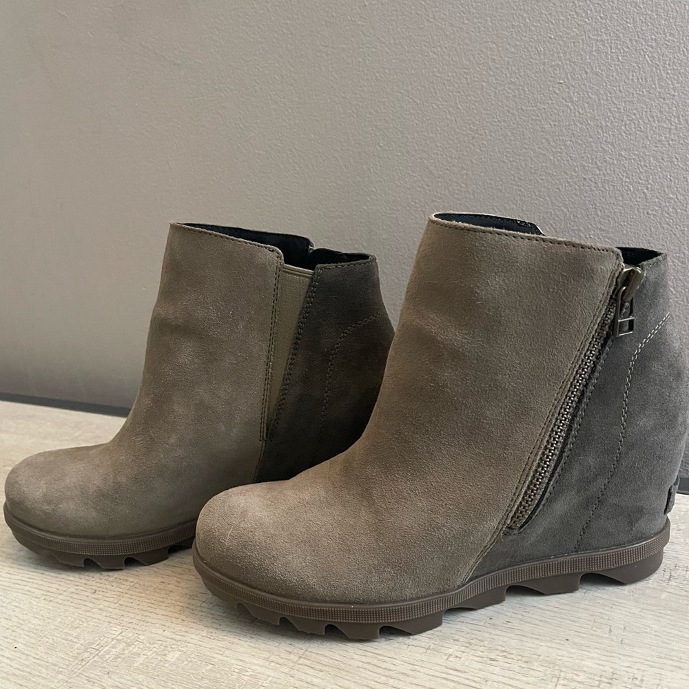 Sorel Joan of Arctic II Women’s olive green Taupe Suede Wedge Ankle Boots
